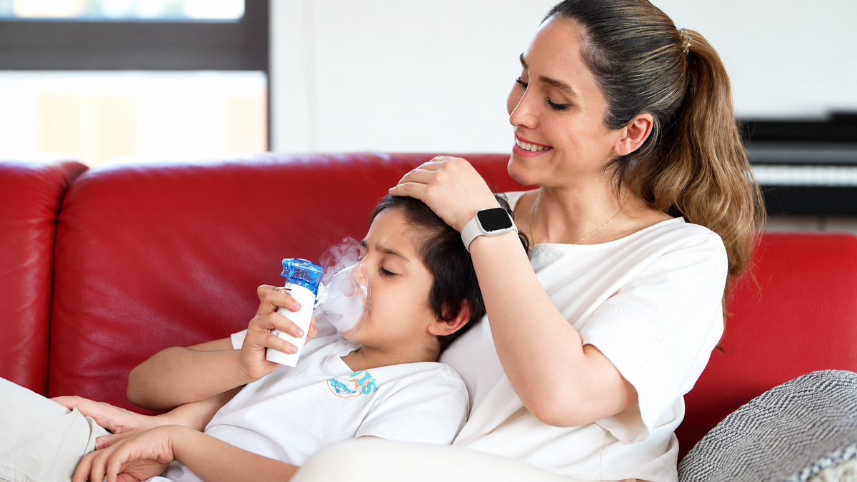 Eine Mutter begleitet ihr Kind bei der Inhalation mit dem HIMMELSHAUCH YS35