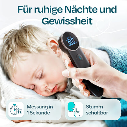 Ohrmessung bei einem schlafenden Kind mit schwarzem Fieberthermometer 