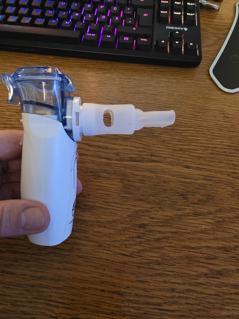 HIMMELSHAUCH Inhalationsgerät mit Mundstück in der Hand